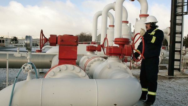 A worker carries out a routine check at a natural gas control centre of Turkey's Petroleum and Pipeline Corporation - Sputnik International