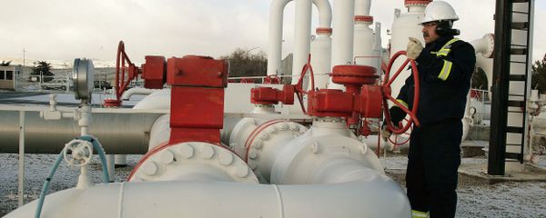 A worker carries out a routine check at a natural gas control centre of Turkey's Petroleum and Pipeline Corporation - Sputnik International