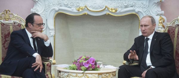 Russian President Vladimir Putin (right) and French president Francois Hollande - Sputnik International