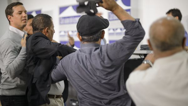 A representative of South Yemen throw a shoe at members of a rebel delegation during clashes at a press conference on Yemen peace talks in Geneva on June 18, 2015 - Sputnik International