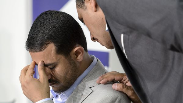 Head of the Yemeni Ansarullah rebel's delegation Hamza al-Houthi (L) gestures during a press conference on Yemen peace talks in Geneva on June 18, 2015 Head of the Yemeni Ansarullah rebel's delegation Hamza al-Houthi (L) gestures during a press conference on Yemen peace talks in Geneva on June 18, 2015 - Sputnik International