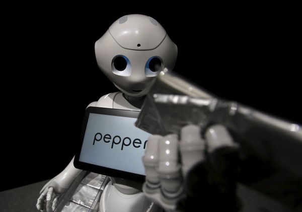 SoftBank's human-like robot named 'pepper' performs distributing a pack of tissue paper as a part-time worker during a news conference in Chiba, Japan - Sputnik International