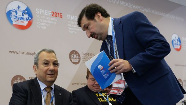Ehud Barak, Prime Minister of Israel (1999–2001), left, and Vladimir Mau, Rector, Russian Presidential Academy of National Economy and Public Administration - Sputnik International