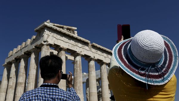 Visitors take pictures in front of the Parthenon temple atop the Acropolis hill in Athens - Sputnik International