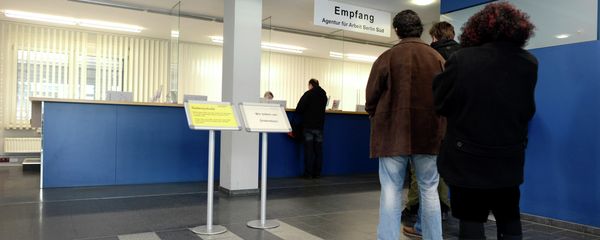 Job seekers stand in front of the reception at a unemployment centre Agentur fuer Arbeit , at the district Kreuzberg in Berlin, Germany - Sputnik International
