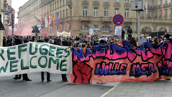 Countermarchers protest against a rally of the initiative Widerstand Ost/West (Resistance East/West, WOW), a union of right-wing nationalists, Islamophobes and hooligans, on June 20, 2015 in Frankfurt am Main, western Germany Countermarchers protest against a rally of the initiative Widerstand Ost/West (Resistance East/West, WOW), a union of right-wing nationalists, Islamophobes and hooligans, on June 20, 2015 in Frankfurt am Main, western Germany - Sputnik International