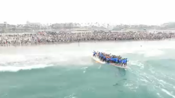 66 Surfers Ride Giant Surfboard To Set World Record - Sputnik International