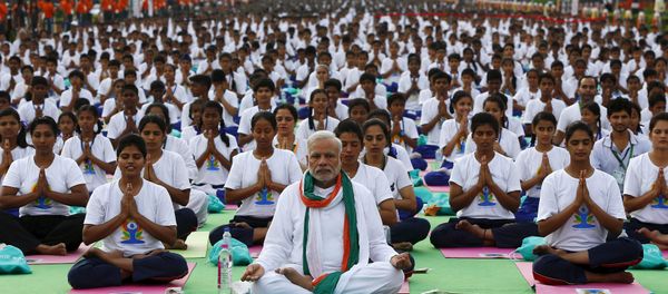 India's Prime Minister Narendra Modi performs yoga with others to mark the International Day of Yoga, in New Delhi, India, June 21, 2015 - Sputnik International