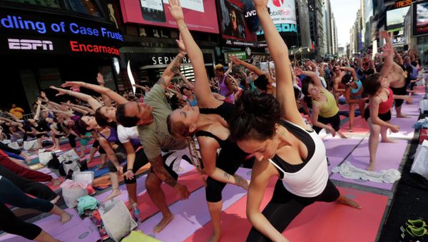 Thousands of New Yorkers are marking the first day of summer by practicing yoga in Times Square Thousands of New Yorkers are marking the first day of summer by practicing yoga in Times Square - Sputnik International