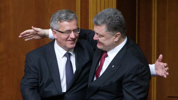 Ukraine's President Petro Poroshenko, right, and Poland President Bronislaw Komorowski hug each other after Komorowski addressed to lawmakers in Parliament in Kiev, Ukraine Ukraine's President Petro Poroshenko, right, and Poland President Bronislaw Komorowski hug each other after Komorowski addressed to lawmakers in Parliament in Kiev, Ukraine - Sputnik International
