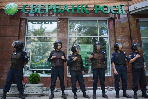 Sberbank of Russia branch in Kiev surrounded by Ukrainian police following vandalism by unidentified radicals. File photo. Sberbank of Russia branch in Kiev surrounded by Ukrainian police following vandalism by unidentified radicals. File photo. - Sputnik International