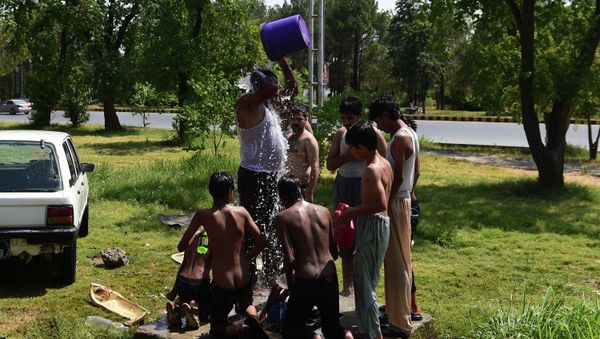 Pakistanis cool themselves with water during a heat wave in Islamabad on June 21, 2015 - Sputnik International