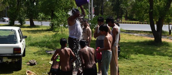Pakistanis cool themselves with water during a heat wave in Islamabad on June 21, 2015 - Sputnik International