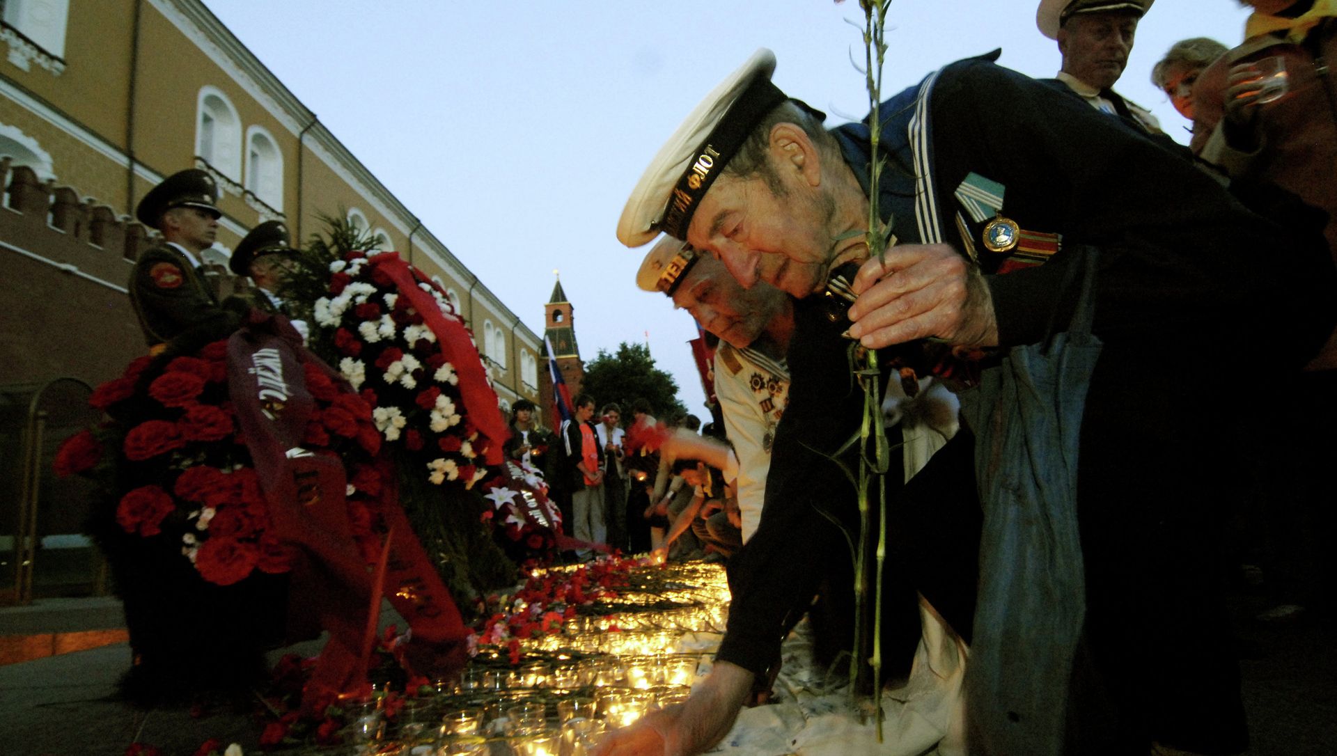Laying flowers and wreaths before the Eternal Flame at the Tomb of the Unknown Soldier. Laying flowers and wreaths before the Eternal Flame at the Tomb of the Unknown Soldier. - Sputnik International, 1920, 22.06.2021