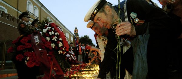Laying flowers and wreaths to the Eternal Fire at the Unknown Soldier Tomb Laying flowers and wreaths to the Eternal Fire at the Unknown Soldier Tomb - Sputnik International