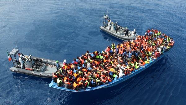 Officers of the Irish Navy ship Le Eithne rescue migrants in the Mediterranean Sea. - Sputnik International