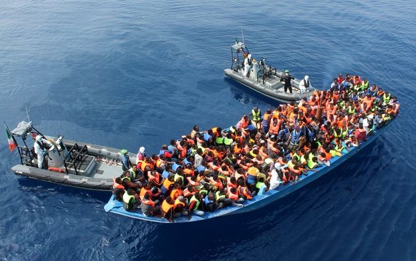 Officers of the Irish Navy ship Le Eithne rescue migrants in the Mediterranean Sea. - Sputnik International