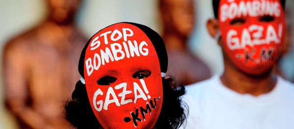 Masked protesters hold a rally against the bombings in Gaza - Sputnik International
