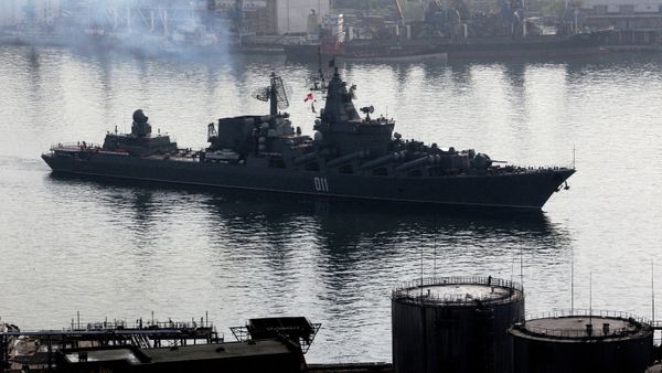 The Guards cruiser Varyag sails out from Zolotoi Rog (Golden Horn) Harbor together with other Russian Pacific Fleet warships - Sputnik International