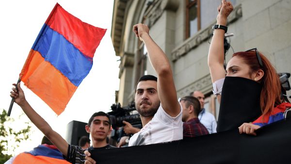 A demonstrator waves an Armenian flag A demonstrator waves an Armenian flag - Sputnik International