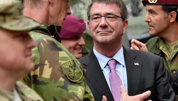 US Secretary of Defense Ash Carter, right, listens to NATO Response Force soldiers during his visit to Germany. - Sputnik International