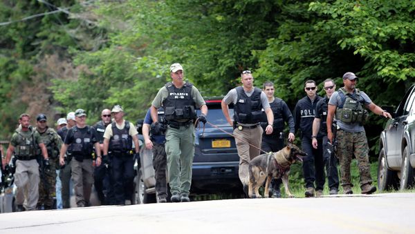 Boxers or Briefs? Underwear, DNA Found in Search for Fugitive NY Murderers - Sputnik International
