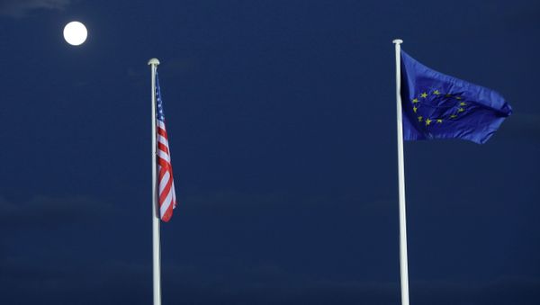 EU and US flags seen beneath the moon outside the EU-US summi - Sputnik International