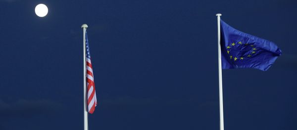 EU and US flags seen beneath the moon - Sputnik International