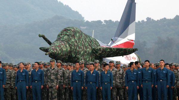 Chinese Air Force personnel stand in front of a Chinese-made J-10 jet fighter. - Sputnik International