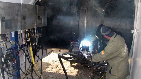 Turkmen worker welds togther the first segments of the gas trunk pipeline Turkmen worker welds togther the first segments of the gas trunk pipeline - Sputnik International