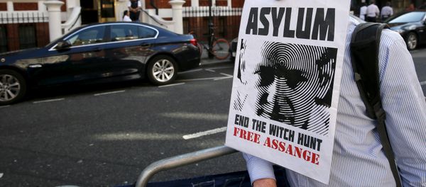 A supporter of Wikileaks founder Julian Assange holds a placard with his mouth during a gathering outside the Ecuador embassy in London, Britain June 19, 2015 A supporter of Wikileaks founder Julian Assange holds a placard with his mouth during a gathering outside the Ecuador embassy in London, Britain June 19, 2015 - Sputnik International