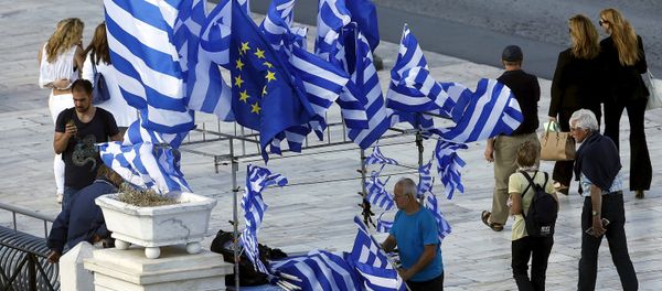 A street vendor sells Greek and EU flags before an upcoming demonstration by Greeks calling on the government to clinch a deal with its international creditors and secure Greece's future in the Eurozone in Athens, Greece, June 22, 2015 A street vendor sells Greek and EU flags before an upcoming demonstration by Greeks calling on the government to clinch a deal with its international creditors and secure Greece's future in the Eurozone in Athens, Greece, June 22, 2015 - Sputnik International