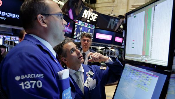 Specialists Anthony Matesic, left, and Anthony Rinaldi, center, work on the floor of the New York Stock Exchange Wednesday, June 17, 2015 - Sputnik International