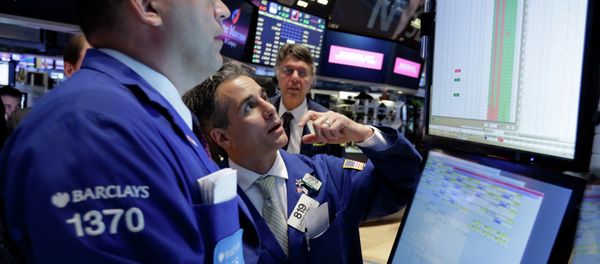 Specialists Anthony Matesic, left, and Anthony Rinaldi, center, work on the floor of the New York Stock Exchange Wednesday, June 17, 2015 - Sputnik International
