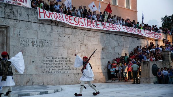 Presidential Guards perform a change of shift as anti-austerity protesters hold a rally in front of the parliament in Athens, Greece, on Sunday, June 21, 2015. Presidential Guards perform a change of shift as anti-austerity protesters hold a rally in front of the parliament in Athens, Greece, on Sunday, June 21, 2015. - Sputnik International