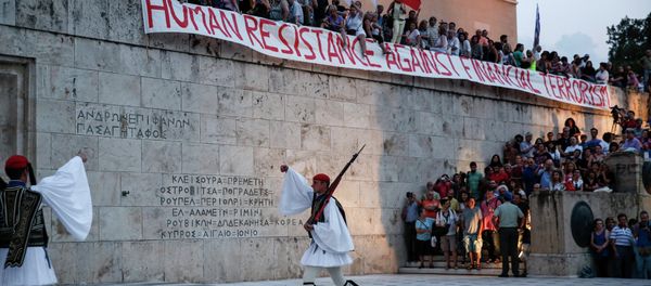 Presidential Guards perform a change of shift as anti-austerity protesters hold a rally in front of the parliament in Athens, Greece, on Sunday, June 21, 2015. - Sputnik International