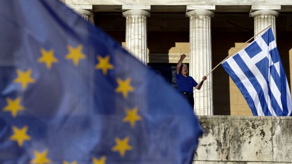 A protester shouts slogans during a pro-European demonstration in front of the Greek parliament in Athens on June 22, 2015. - Sputnik International