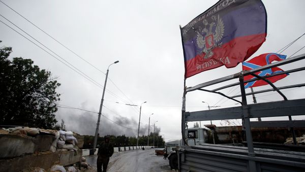 Donetsk People's Republic self-defense forces guards checkpoint in the town of Donetsk, eastern Ukraine, Wednesday, Sept. 24, 2014 Donetsk People's Republic self-defense forces guards checkpoint in the town of Donetsk, eastern Ukraine, Wednesday, Sept. 24, 2014 - Sputnik International