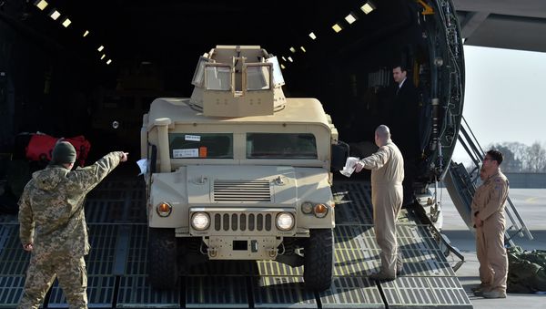 Ukrainian and US servicemen unload armoured cars from a plane at Kiev airport on March 25, 2015 Ukrainian and US servicemen unload armoured cars from a plane at Kiev airport on March 25, 2015 - Sputnik International