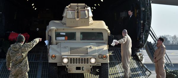 Ukrainian and US servicemen unload armoured cars from a plane at Kiev airport on March 25, 2015 - Sputnik International