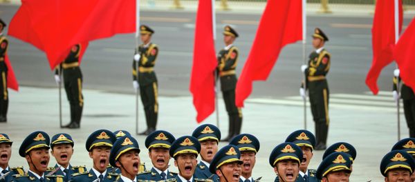 Members of a Chinese honor guard march in formation. - Sputnik International