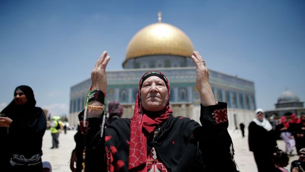 Palestinian Muslim worshipers pray outside the Dome of the Rock at the Al-Aqsa Mosque compound in Jerusalem during the first Friday prayer of the holy month of Ramadan, on June 19, 2015 Palestinian Muslim worshipers pray outside the Dome of the Rock at the Al-Aqsa Mosque compound in Jerusalem during the first Friday prayer of the holy month of Ramadan, on June 19, 2015 - Sputnik International