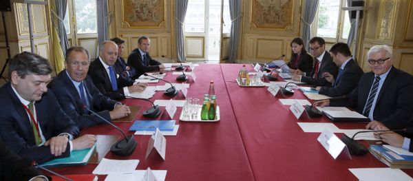 French foreign affairs minister Laurent Fabius (3L) attends a meeting with Russian Foreign Minister Sergei Lavrov (2L), German Foreign Minister Frank-Walter Steinmeier (R) and Ukrainian Minister of Foreign Affairs Pavlo Klimkin (2R) during a meeting on Ukraine, on June 23, 2015 in Paris French foreign affairs minister Laurent Fabius (3L) attends a meeting with Russian Foreign Minister Sergei Lavrov (2L), German Foreign Minister Frank-Walter Steinmeier (R) and Ukrainian Minister of Foreign Affairs Pavlo Klimkin (2R) during a meeting on Ukraine, on June 23, 2015 in Paris - Sputnik International