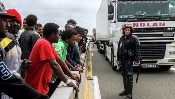 A French riot police officer (CRS) stands holdings his baton as illegal migrants wait to hide in lorries heading for England, in the French northern harbour of Calais, on June 17, 2015 A French riot police officer (CRS) stands holdings his baton as illegal migrants wait to hide in lorries heading for England, in the French northern harbour of Calais, on June 17, 2015 - Sputnik International