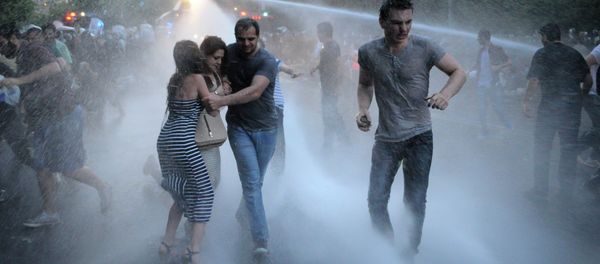 Armenian police use water cannons to disperse protesters demonstrating against an increase in electricity prices in the Armenian capital of Yerevan, Tuesday, June 23, 2015 - Sputnik International