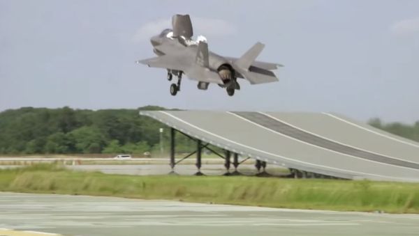 The US military has begun testing the ski jump take-offs for the F-35 fighter jet variant that is nearing initial operating capability for use by the US Marines. - Sputnik International