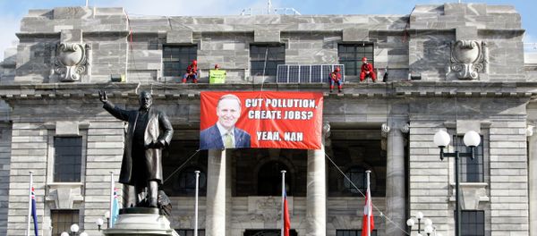 Four Greenpeace environmental protesters perch themselves on a ledge above the main entrance of parliament buildings in Wellington, New Zealand, Thursday, June 25, 2015 Four Greenpeace environmental protesters perch themselves on a ledge above the main entrance of parliament buildings in Wellington, New Zealand, Thursday, June 25, 2015 - Sputnik International
