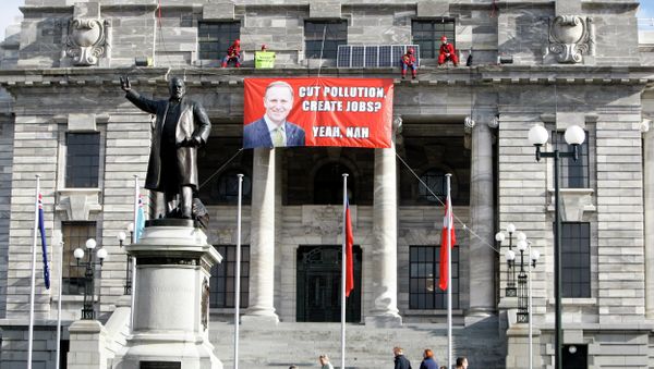 Four Greenpeace environmental protesters perch themselves on a ledge above the main entrance of parliament buildings in Wellington, New Zealand, Thursday, June 25, 2015 - Sputnik International