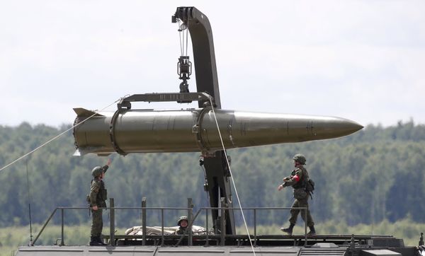 Russian servicemen equip an Iskander tactical missile system at the Army-2015 international military-technical forum in Kubinka, outside Moscow, Russia, June 17, 2015 Russian servicemen equip an Iskander tactical missile system at the Army-2015 international military-technical forum in Kubinka, outside Moscow, Russia, June 17, 2015 - Sputnik International