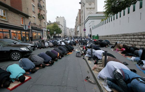 Muslims pray in the street outside the Mosque in Paris - Sputnik International